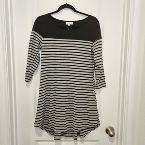 Women's half sleeve pullover long shirt. Looks great with tights. Size S. Soft